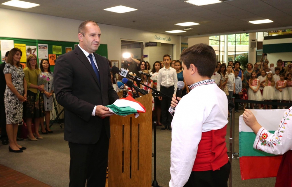 Президентът Радев влезе в училище и си направи селфи с... (ЛЮБОПИТНИ СНИМКИ)