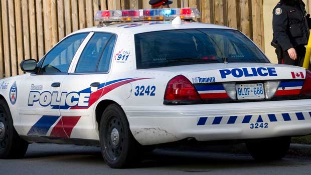 Мъж с нож нападна полицай в Канада