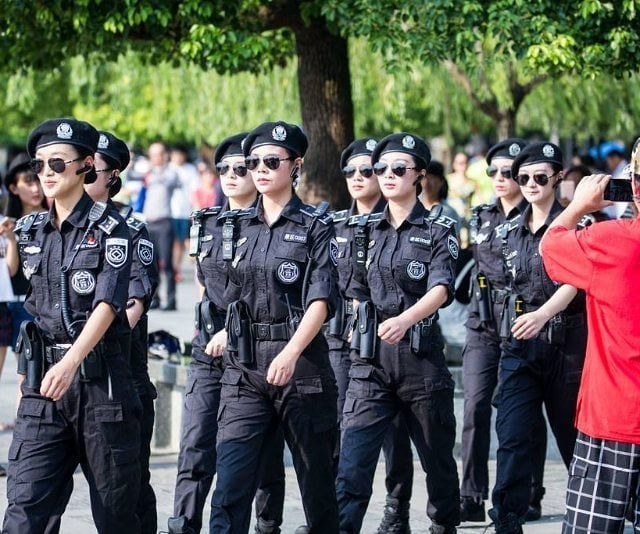 Това ли са най-сексапилните жени с оръжие?! Вижте красавиците, които служат в китайската армия (СНИМКИ 18+)  