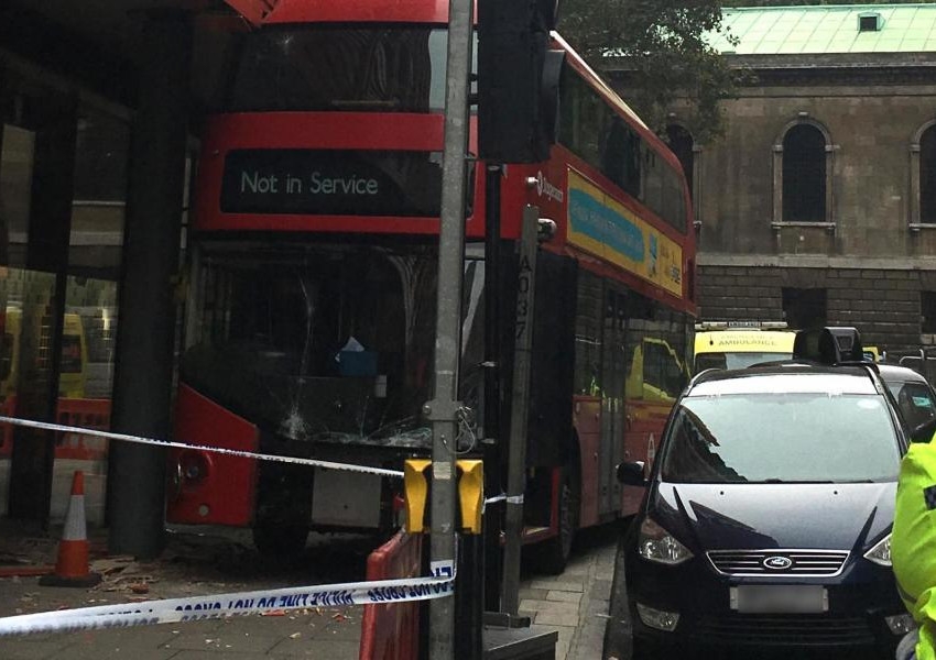Двуетажен автобус се вряза в прокълната сграда в Западен Лондон