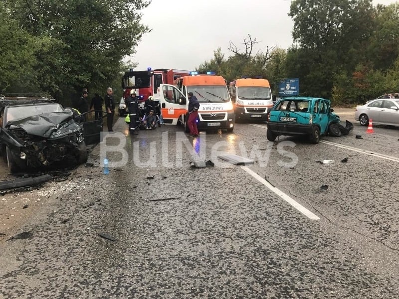 Автомеле до Вичов хан край Враца, три линейки и две пожарни спасяват пострадалите (СНИМКИ)