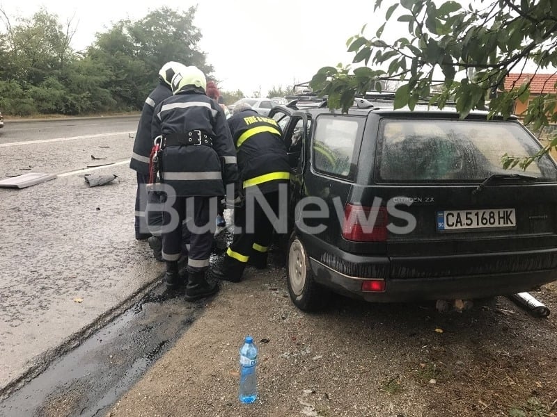 Автомеле до Вичов хан край Враца, три линейки и две пожарни спасяват пострадалите (СНИМКИ)