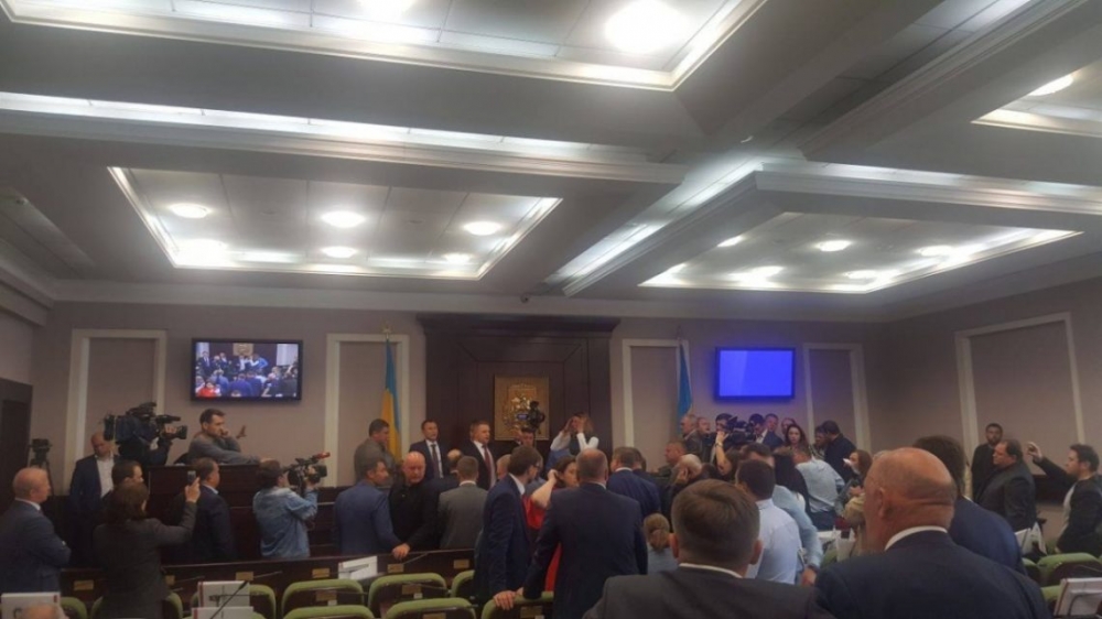 Екшън и хаос в Киевския парламент! Депутати си спретнаха свиреп бой при обсъждането на бюджета (СНИМКИ/ВИДЕО 18+) 