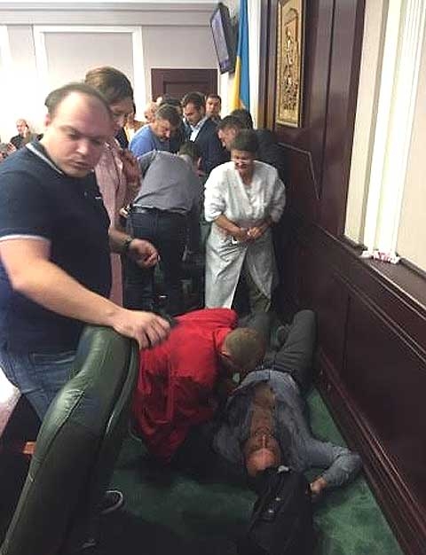 Екшън и хаос в Киевския парламент! Депутати си спретнаха свиреп бой при обсъждането на бюджета (СНИМКИ/ВИДЕО 18+) 