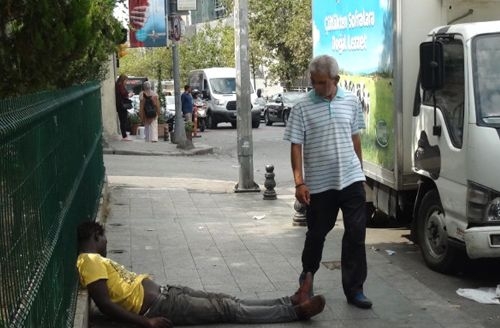 Нашенец се строполи в безпомощно състояние в центъра на Истанбул (СНИМКИ/ВИДЕО)