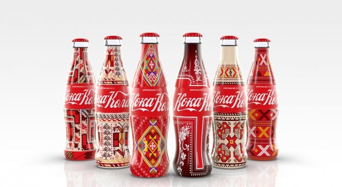 Историческо: Кока-кола облича бутилките си в български носии (СНИМКИ)