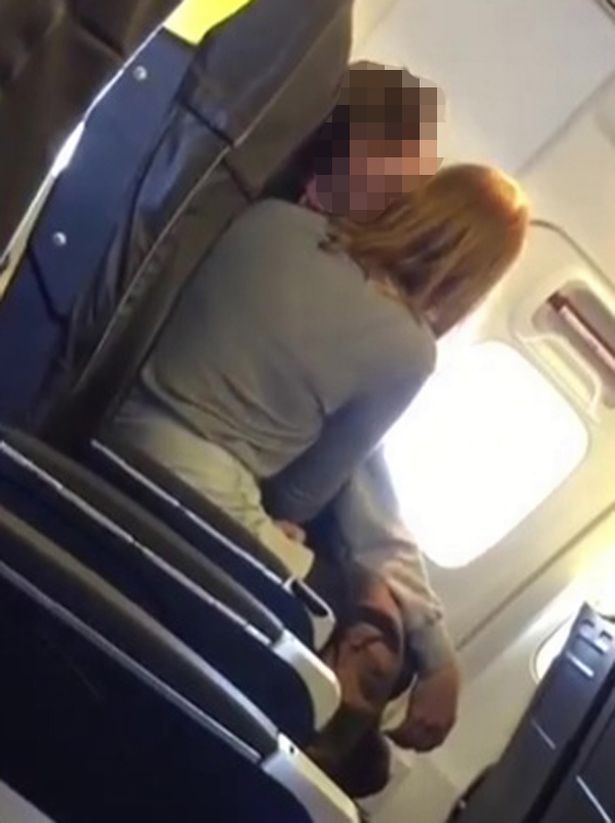 Двойка се посвети на секс в самолет пред шокираните очевидци (СНИМКИ/ВИДЕО 18+)  