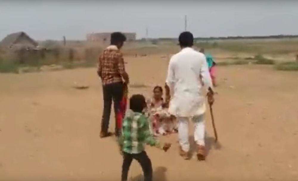 Жестоки кадри: Отвличат дъщеря пред очите на майка ѝ, която е жестоко пребита при опит да я защити (ВИДЕО 18+)