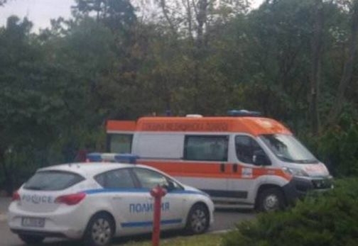 Ужас в Бургас! Млад мъж се свлече на земята, фучат полиция и линейка (СНИМКА)