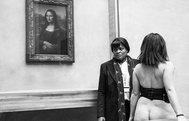 Шок! Артистка си показа голото коте пред картината на Мона Лиза в Лувъра (СНИМКИ 18+)
