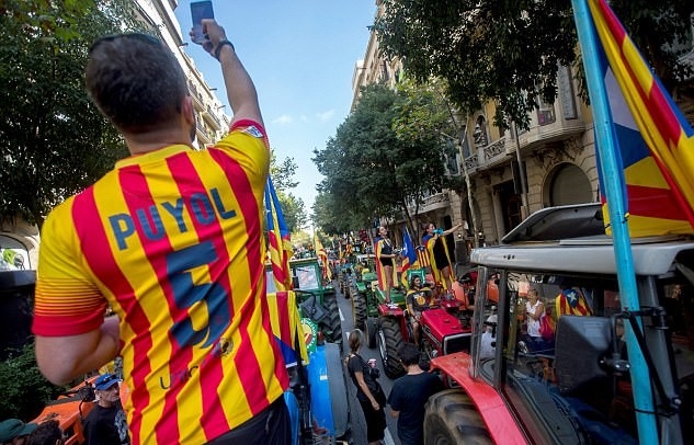 Стотици трактори пристигнаха в Барселона, за да защитят референдума в неделя, мадридската полиция се готви за истинска война (СНИМКИ/ВИДЕО)
