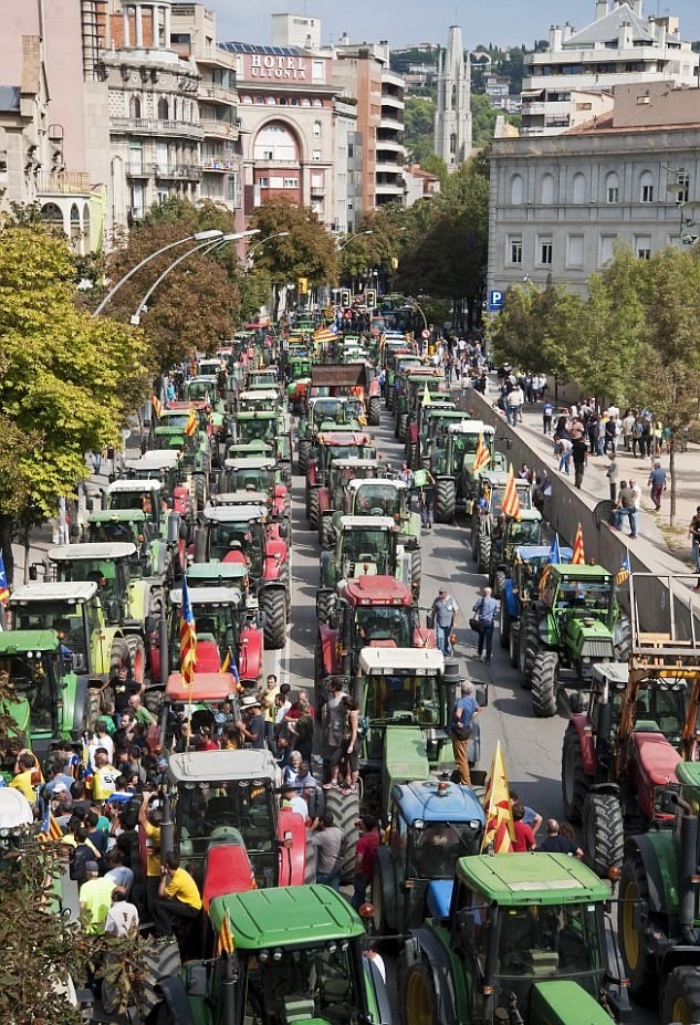 Стотици трактори пристигнаха в Барселона, за да защитят референдума в неделя, мадридската полиция се готви за истинска война (СНИМКИ/ВИДЕО)