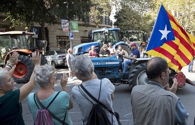 Стотици трактори пристигнаха в Барселона, за да защитят референдума в неделя, мадридската полиция се готви за истинска война (СНИМКИ/ВИДЕО)