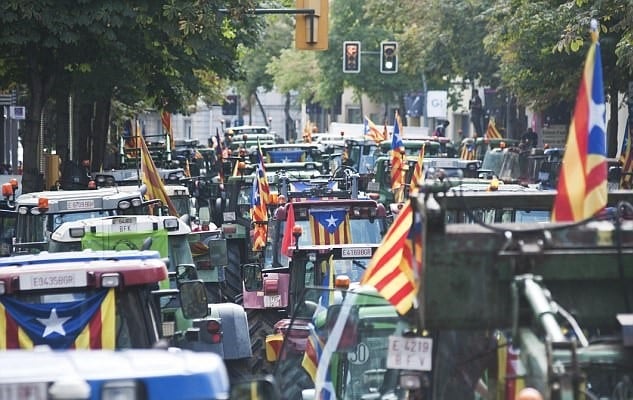 Стотици трактори пристигнаха в Барселона, за да защитят референдума в неделя, мадридската полиция се готви за истинска война (СНИМКИ/ВИДЕО)