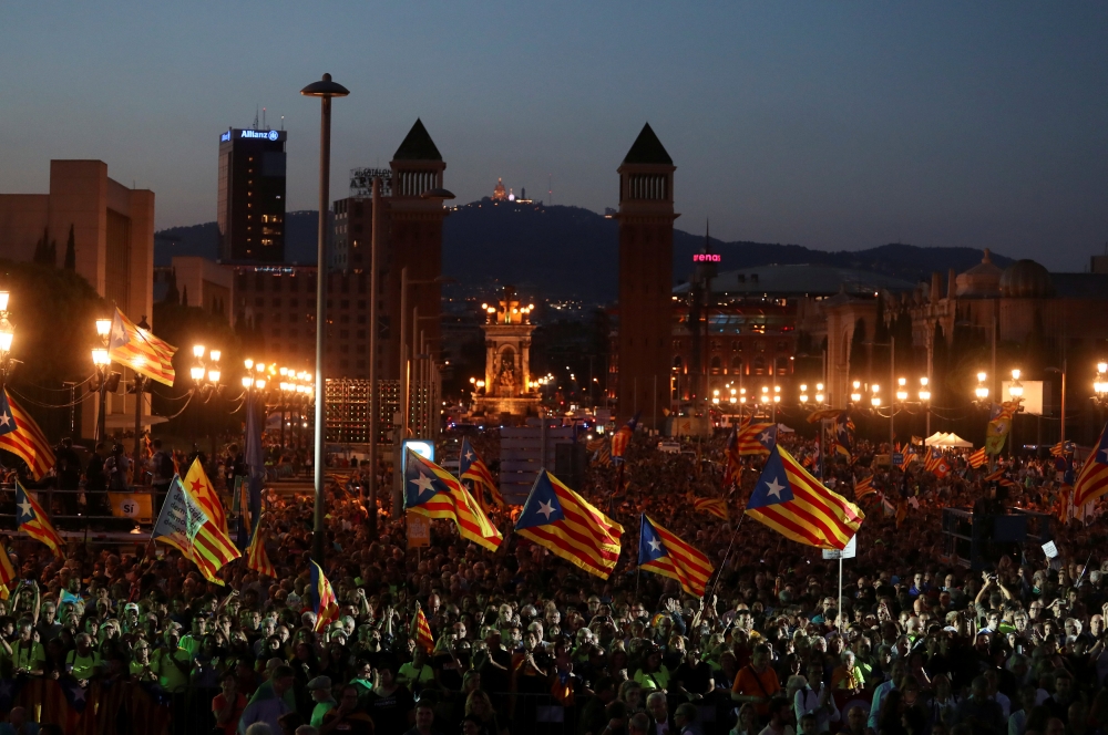 Ден преди референдума в Каталония, какво се случва в Испания (СНИМКИ)