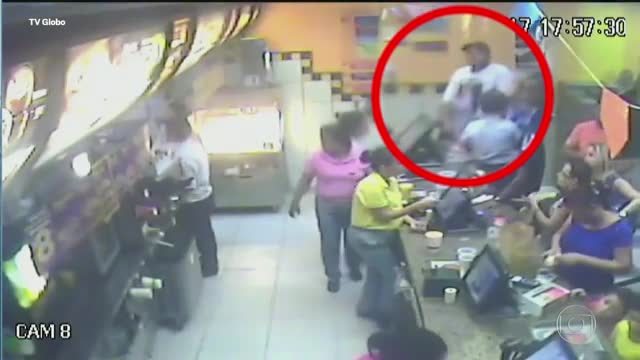 Служители в Макдоналдс отказаха да подарят 40 сандвича на гангстери и бяха атакувани с картечници (СТРАШНО ВИДЕО 18+)