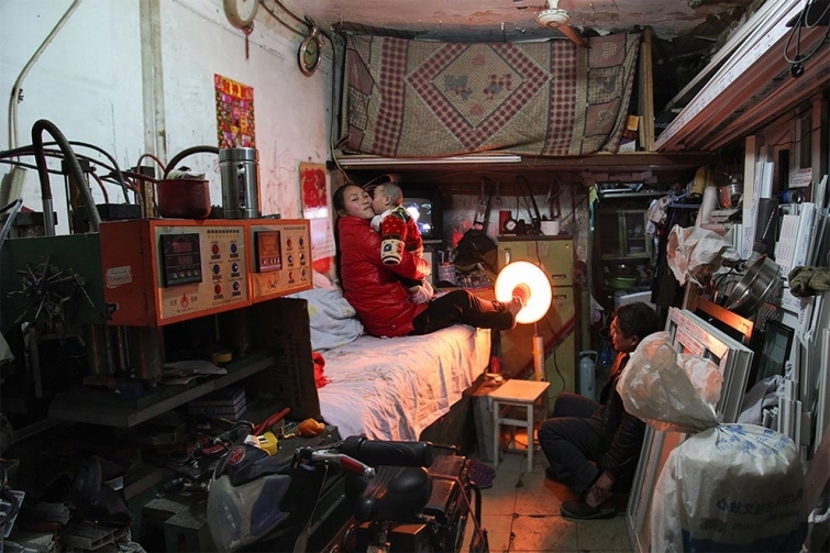 СНИМКИ на китайци, които живеят там, където ѝ работят