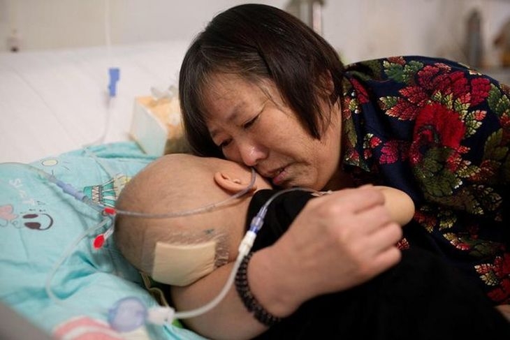 Бебе заболя от рак, а след дълга борба баща му изрече най-трудната лъжа заради жена си (СНИМКИ)