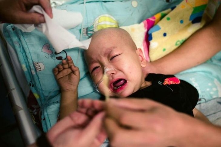 Бебе заболя от рак, а след дълга борба баща му изрече най-трудната лъжа заради жена си (СНИМКИ)