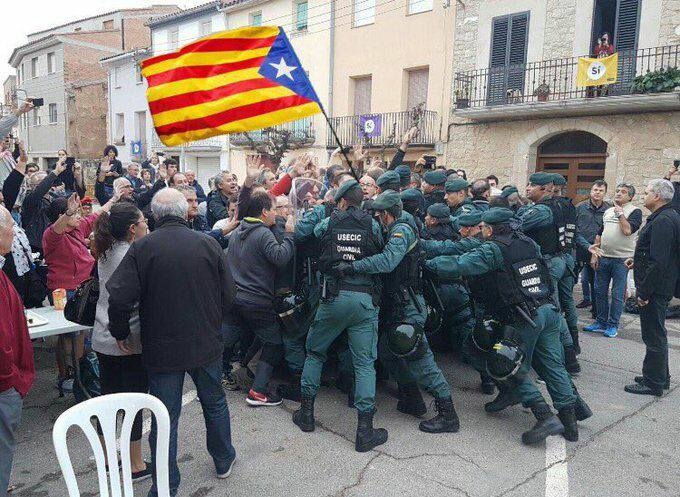 Каталония потъна в кръв, десетки са ранени, полицаите настъпват брутално (СНИМКИ/ВИДЕО 18+)