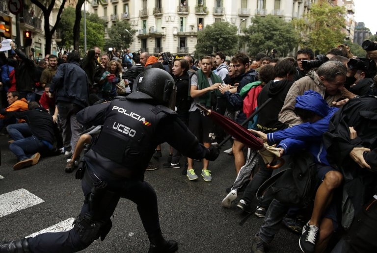 Най-малко 33 полицаи са пострадали по време на референдума за независимост на Каталония  