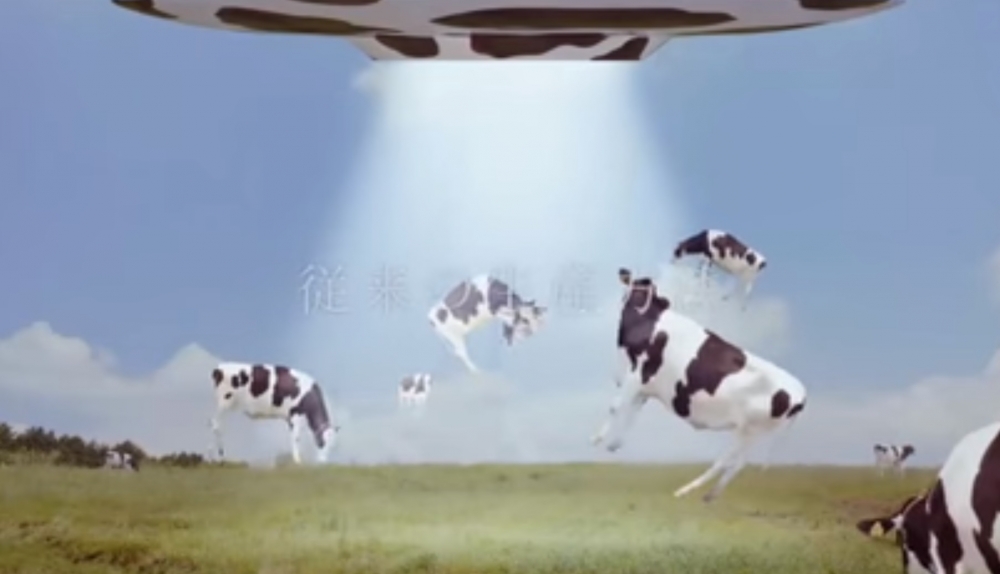  Тази реклама на мляко се оказа твърде скандална дори и за японците (ВИДЕО)