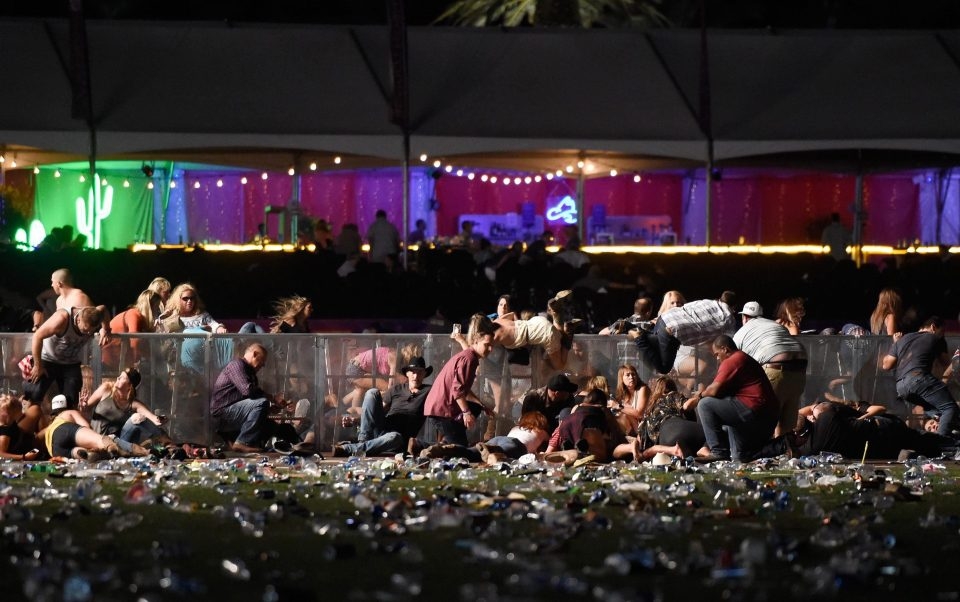 Реки от кръв в Лас Вегас: Най-малко двама убити, десетки ранени, предполагаемият нападател е намерен мъртъв, но се стреля и в други точки на Града на греха! (СНИМКИ/ВИДЕО)