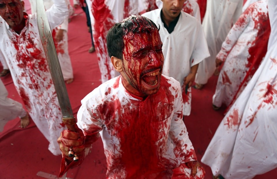 Хиляди шиити се клаха и ляха кръв, за да почетат кончината на внука на пророка Мохамед (СНИМКИ 18+)