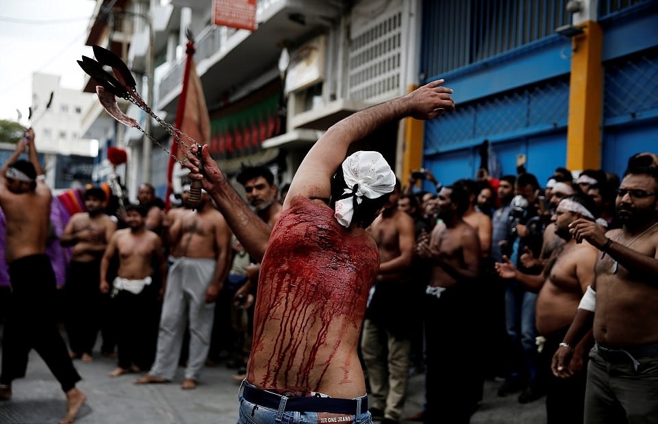 Хиляди шиити се клаха и ляха кръв, за да почетат кончината на внука на пророка Мохамед (СНИМКИ 18+)
