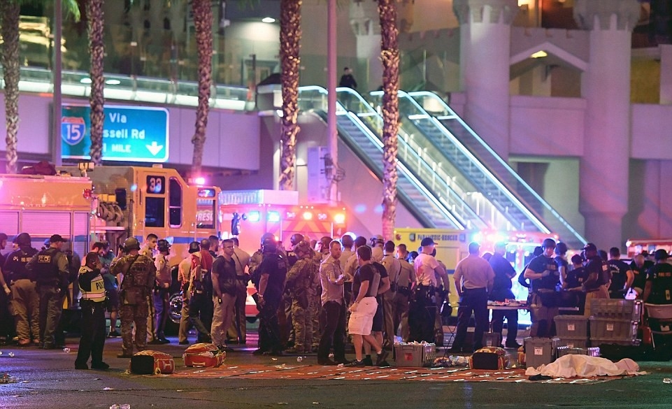 „Ислямска държава“ призовала за атаката „на самотния вълк“ в Лас Вегас, който уби над 20 и рани повече от 100 край казино (СНИМКИ/ВИДЕО)