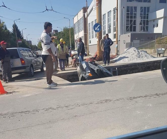 Ужас насред Велико Търново! Кола падна в изкоп за магистрален топлопровод (ЗРЕЛИЩНИ СНИМКИ)
