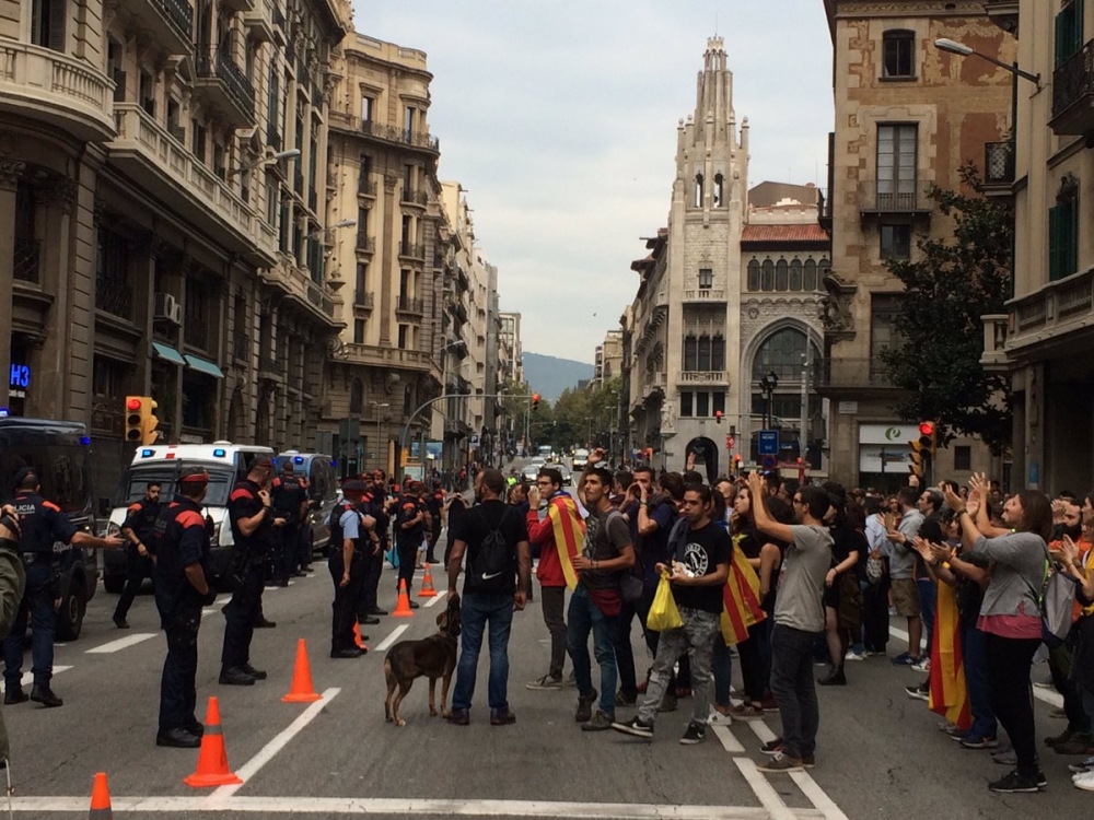 Каталония изригна срещу полицейския произвол, започната е всеобща стачка (ВИДЕО)
