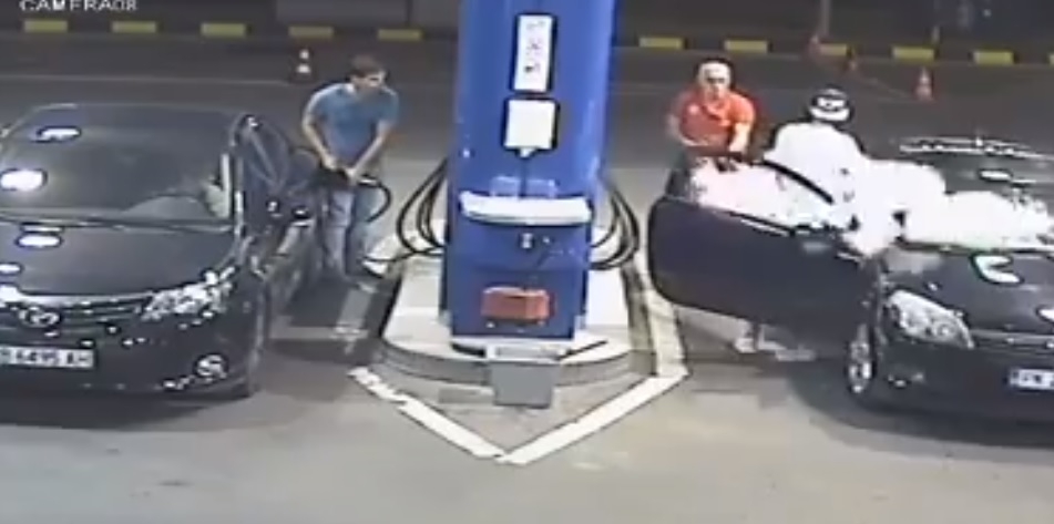 Първо в БЛИЦ! Кошмар на столична бензиностанция: Нагъл пернишки келеш за малко да убие десетки хора с глупостта си! (СНИМКИ/ВИДЕО)