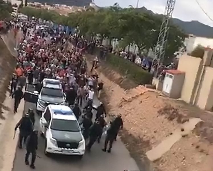 Започва се! Каталонците гонят полицията с викове: „Махайте се!“ (СНИМКИ/ВИДЕО)