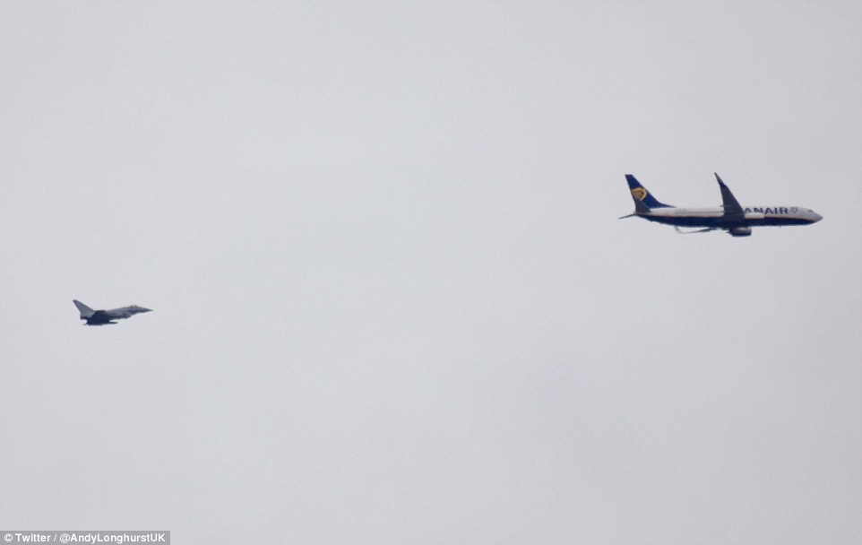 Екшън във въздуха! Британски изтребители "Тайфун" излетяха, за да спасяват самолет на Ryanair (СНИМКИ/ВИДЕО)