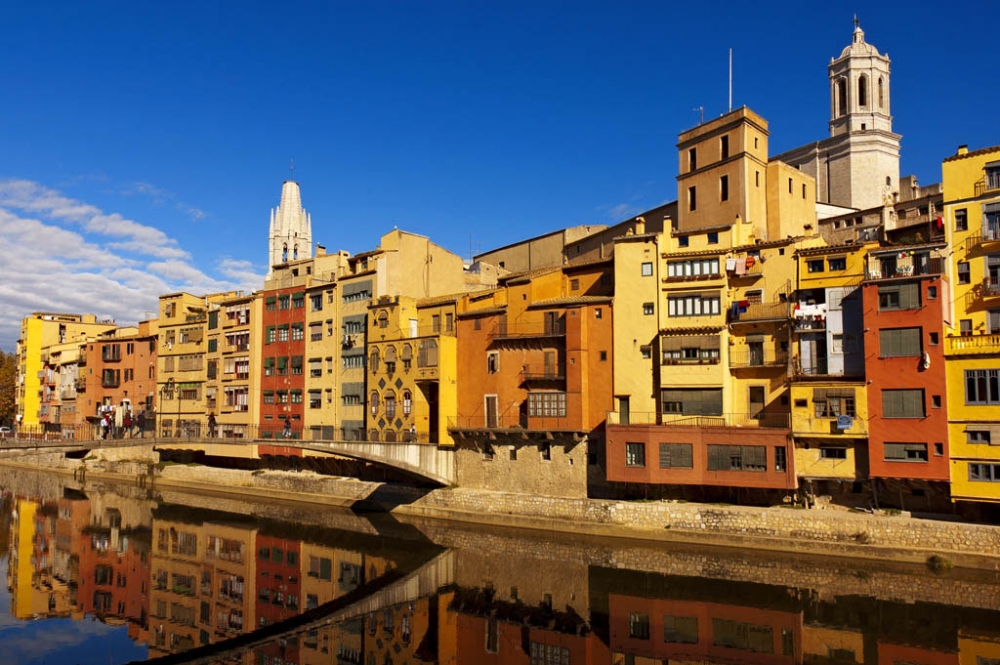 Древният каталонски град Жирона пръв скъса всички връзки с Мадрид след референдума за независимост