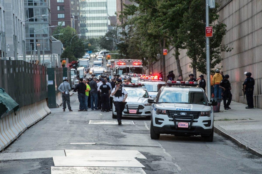 Паника в Ню Йорк! Стрелба в „Манхатън”, има убити! (СНИМКИ)