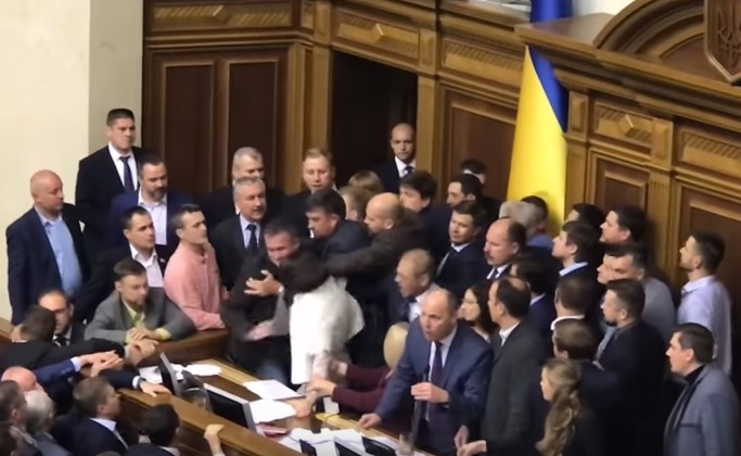 Бесен екшън в парламента на Украйна, Надя Савченко и Турчинов се сбиха заради Донбас (ВИДЕО)