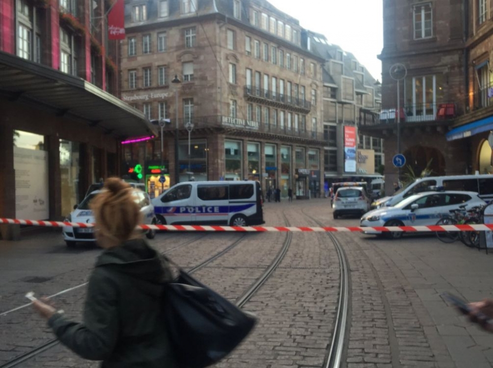 Нещо се случва в Страсбург! В сърцето на града почерня от полиция (СНИМКИ)
