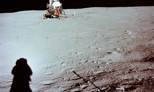 NASA планира първата жена на Луната да кацне през... 