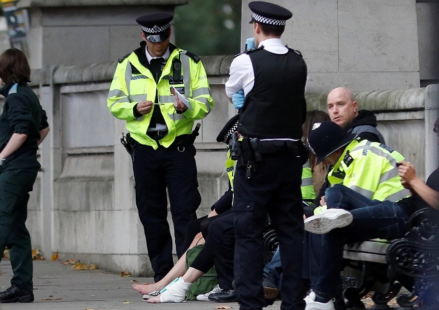 Първи СНИМКИ (18+) от атаката в Лондон: Вижте как полицаите арестуват окървавен мъж