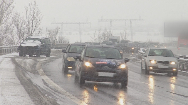 Заради снега: Блъскащи се колички в София! 