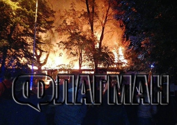 Огнен кошмар в Бургас в опасна близост до бензиностанция, има загинали (СНИМКА)