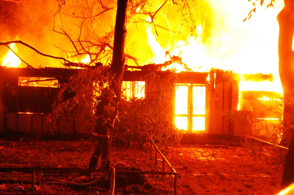 Първи СНИМКИ от огнения ад до бензиностанция в Бургас