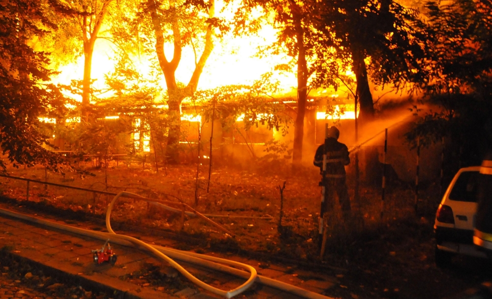 Първи СНИМКИ от огнения ад до бензиностанция в Бургас