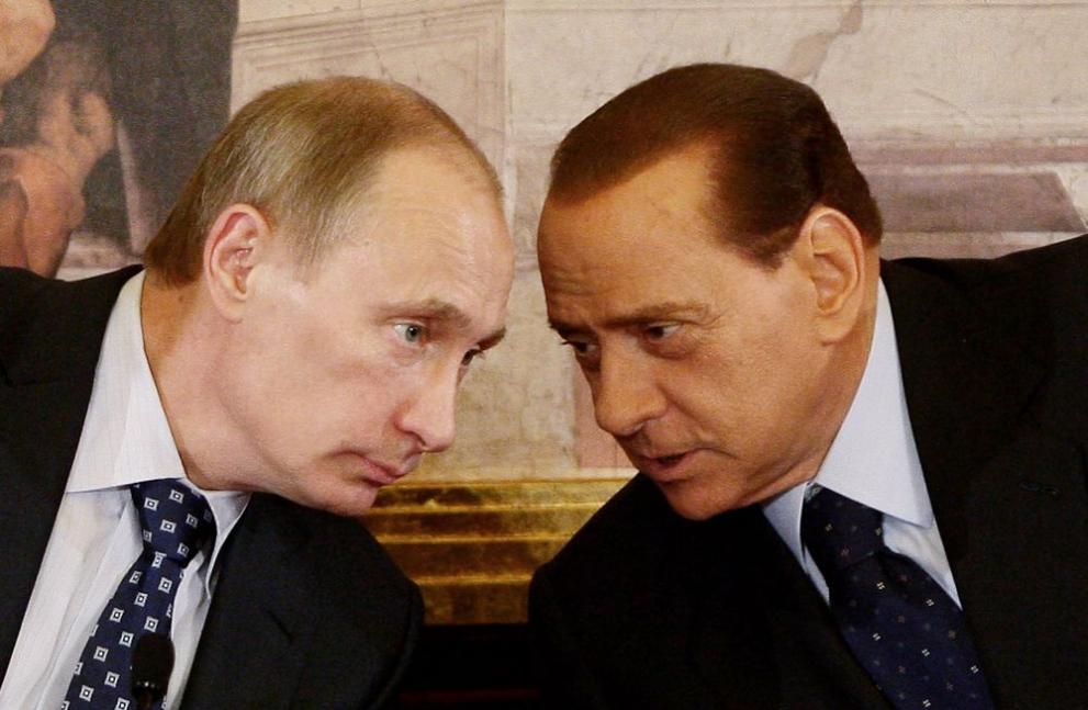 Берлускони шашна всички с подаръка си за рождения ден на Путин (СНИМКА)