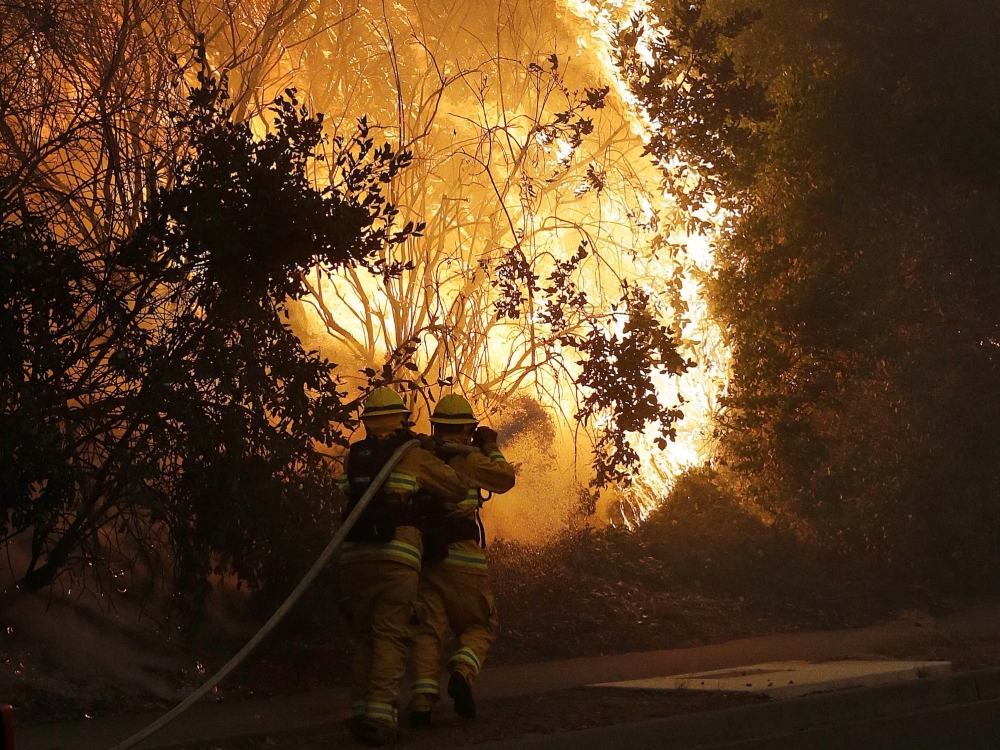 Огнен ад бушува в Калифорния! Пожари изпепелиха къщи и търговски сгради, евакуират хиляди (СНИМКИ/ВИДЕО)