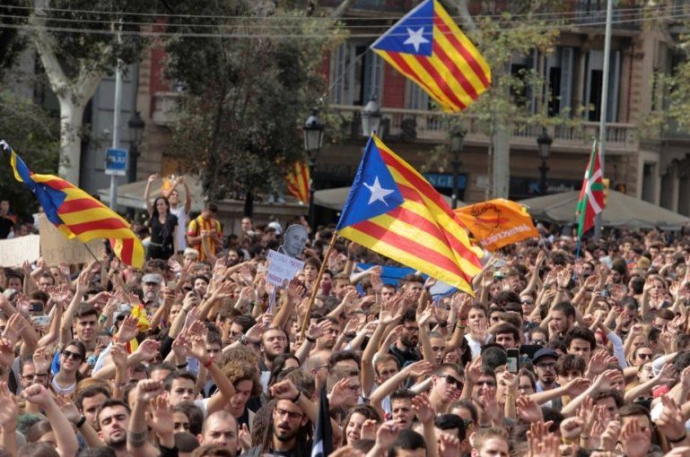 Напрежение: Правителството в Каталония зове привържениците на независимостта пред парламента, полицията затвори достъпа