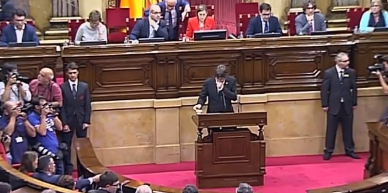 ВИДЕО от каталонския парламент! Цял свят следи думите на Пучдемон със затаен дъх! (СНИМКИ)