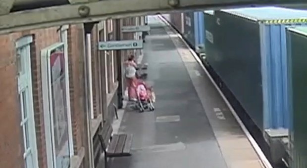 Вижте как влак разби на парчета детска количка, секунда след като майката взе детето на ръце (ВИДЕО)